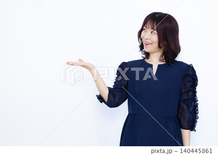 紹介をしているビジネスウーマン 140445861