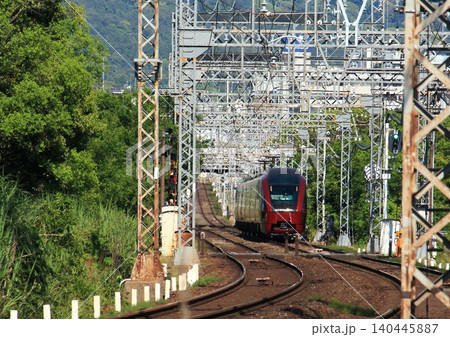 世界遺産平城宮跡内を走行する近鉄奈良線の『特急ひのとり』の列車正面 世界遺産平城宮跡内を走行する近鉄奈良線の『特急ひのとり』の列車正面 140445887