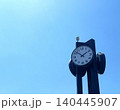 青空にそびえ立つ屋外の時計（ビジネス・時間のイメージ） 140445907
