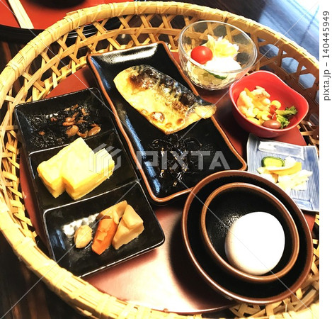 旅館やホテルで楽しむ贅沢な和朝食(焼き鯖と卵焼きの竹籠御膳) 旅館やホテルで楽しむ贅沢な和朝食(焼き鯖と卵焼きの竹籠御膳) 140445949
