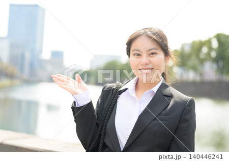 案内する20代日本人女性会社員 140446241