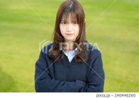 腕を組んで怒る日本人女子高生 腕を組んで怒る日本人女子高生 140446260