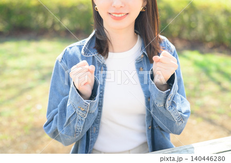 公園でガッツポーズをする日本人女性 公園でガッツポーズをする日本人女性 140446280