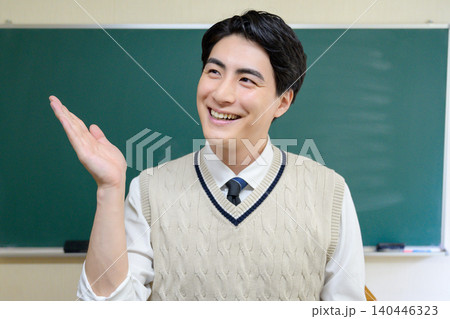 案内する日本人男性教師 140446323
