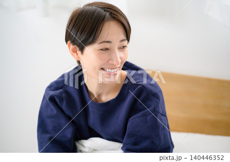 ベッドで目覚める日本人女性 ベッドで目覚める日本人女性 140446352