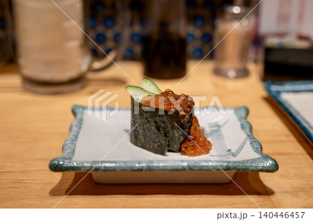 こぼれ落ちるいくらのお寿司 140446457