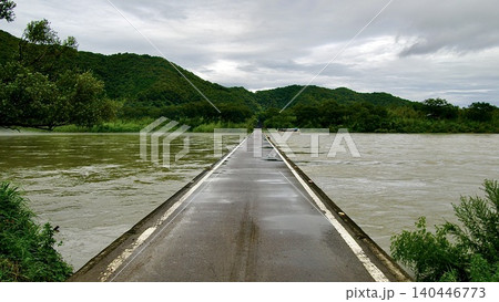 台風後に濁流が迫る高知県の四万十川の沈下橋 140446773