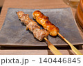 皿に盛り付けられた2本の焼き鳥 140446845