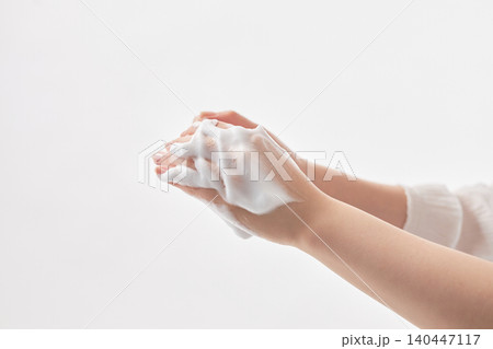 細かい泡を持つ20代女性の手元 細かい泡を持つ20代女性の手元 140447117