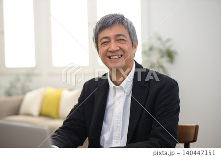 ノートパソコンで作業をするジャケットを着た60代男性 ノートパソコンで作業をするジャケットを着た60代男性 140447151