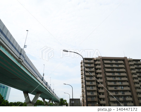 マンションと高速道路のある都市風景｜辰巳 140447172