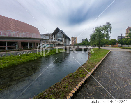 水の都・西条市の美しい湧き水（うちぬき）の水辺と6月の風景 愛媛県 140447244