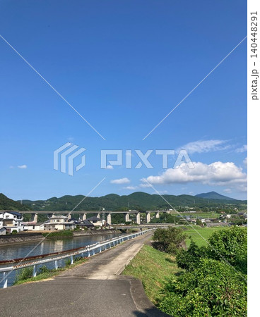 青空と田舎の風景 青空と田舎の風景 140448291