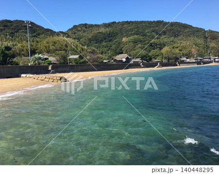 透明度の高い海と静かな海辺の集落(夏・海景) 透明度の高い海と静かな海辺の集落(夏・海景) 140448295
