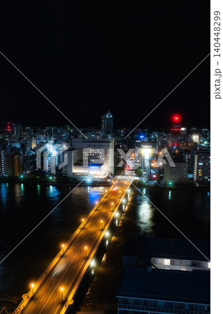 上空から見下ろす萬代橋と古町の美しい夜景 上空から見下ろす萬代橋と古町の美しい夜景 140448299
