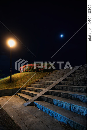 街灯に照らされる夜の公園の階段と夜空に浮かぶ月 140448300