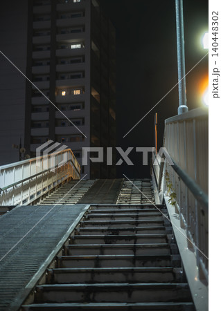 下から見上げた無人の歩道橋と静かな都会の夜の風景 下から見上げた無人の歩道橋と静かな都会の夜の風景 140448302