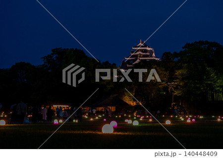 夜の後楽園で開催された岡山城を背景にしたライトアップイベント 夜の後楽園で開催された岡山城を背景にしたライトアップイベント 140448409