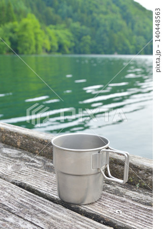 湖畔でコーヒー 140448563
