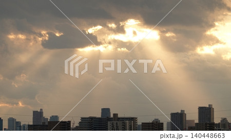 雲の隙間から差し込む薄明光線 140448663