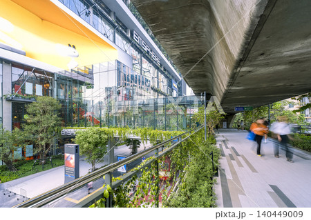 バンコク・EmSphereとBTSプロンポン駅を結ぶ高架歩道 / Bangkok, Thailand バンコク・EmSphereとBTSプロンポン駅を結ぶ高架歩道 / Bangkok, Thailand 140449009