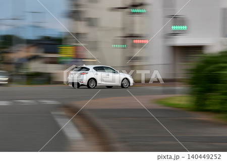 海岸道路の交差点を通過する乗用車の流し撮り写真 海岸道路の交差点を通過する乗用車の流し撮り写真 140449252