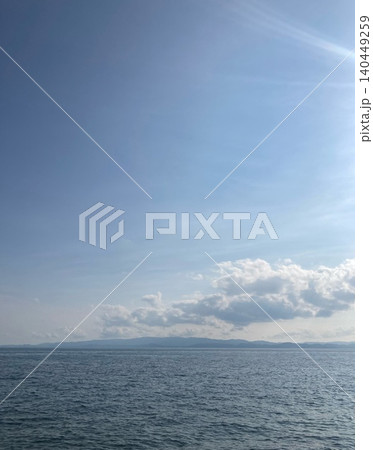 青空と遠くに見える能古島 青空と遠くに見える能古島 140449259