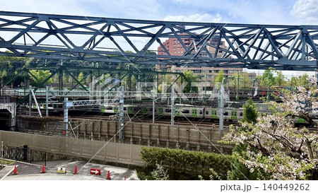 満開に咲き誇る桜が見える東京都港区の高輪橋架道橋 満開に咲き誇る桜が見える東京都港区の高輪橋架道橋 140449262