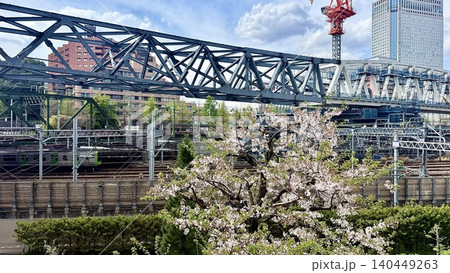 満開に咲き誇る桜が見える東京都港区の高輪橋架道橋 満開に咲き誇る桜が見える東京都港区の高輪橋架道橋 140449263