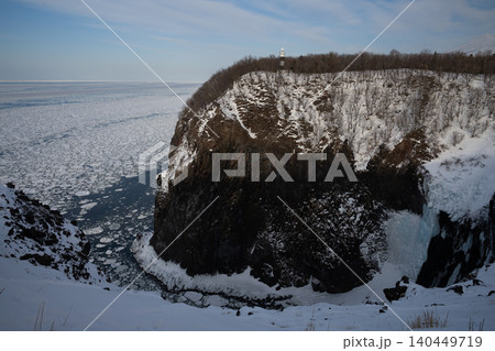 知床のフレペの滝と流氷の海岸線と灯台 知床のフレペの滝と流氷の海岸線と灯台 140449719