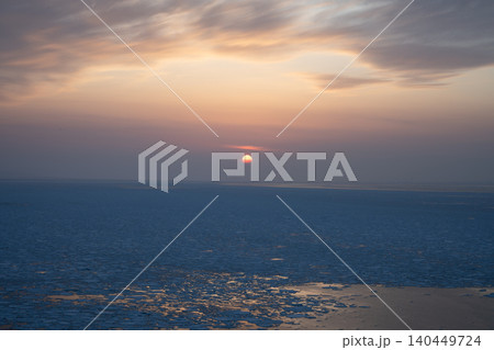 知床ウトロのオホーツク海に沈む夕日と流氷 140449724