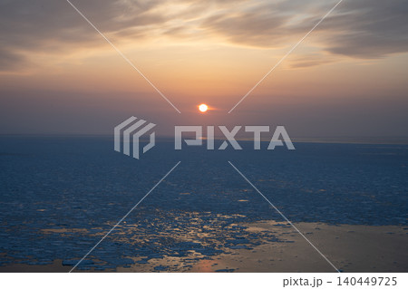 知床ウトロのオホーツク海に沈む夕日と流氷 140449725