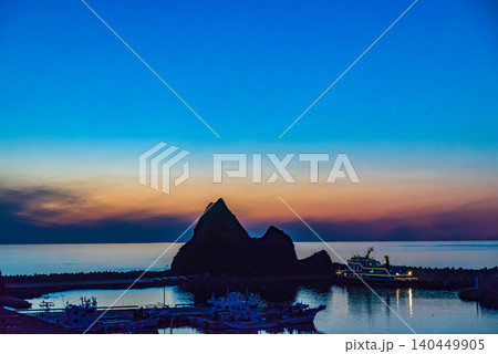 夕暮れの三角岩とウトロ漁港 北海道斜里町 夕暮れの三角岩とウトロ漁港 北海道斜里町 140449905