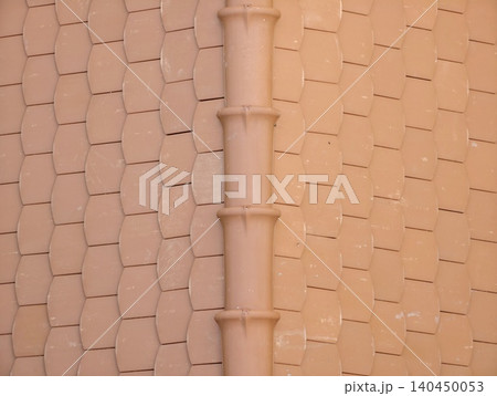 Beige tiled roof with central downpipe Beige tiled roof with central downpipe 140450053