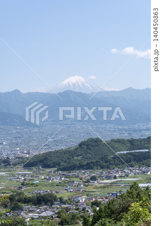 初夏の山梨から望む残雪の富士山と甲府盆地の街並み 初夏の山梨から望む残雪の富士山と甲府盆地の街並み 140450863