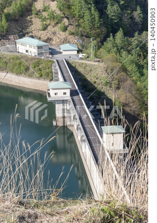 初夏の展望台から見下ろす琴川ダムの堤体と乙女湖の風景(山梨市) 初夏の展望台から見下ろす琴川ダムの堤体と乙女湖の風景(山梨市) 140450903