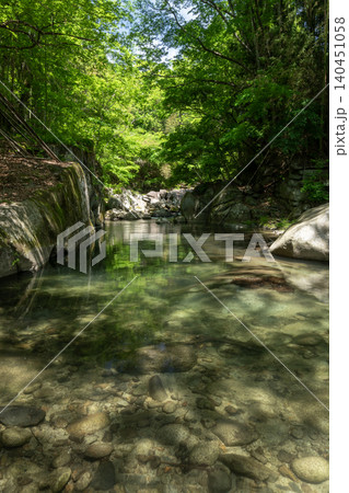 初夏の笛吹川の渓流と新緑の木漏れ日(山梨県山梨市) 初夏の笛吹川の渓流と新緑の木漏れ日(山梨県山梨市) 140451058