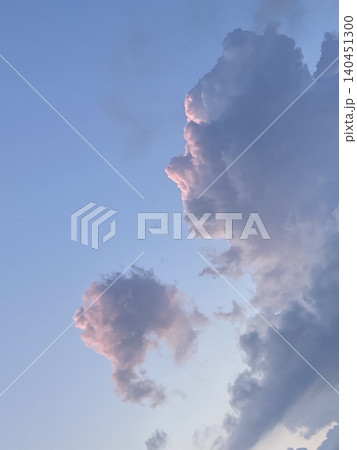 夕焼けに染まる入道雲 140451300