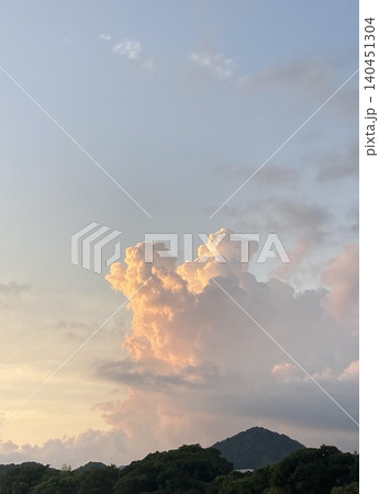 夕焼けに染まる入道雲 夕焼けに染まる入道雲 140451304