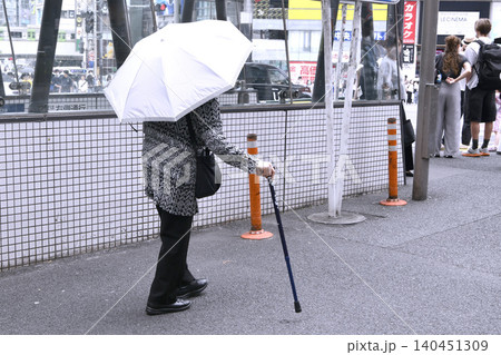 日本の東京都市景観渋谷の街を歩く杖の高齢女性…高齢化社会…=13日 日本の東京都市景観渋谷の街を歩く杖の高齢女性…高齢化社会…=13日 140451309