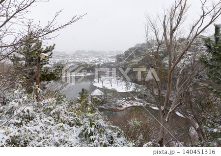 【神奈川】雪化粧した三渓園 140451316
