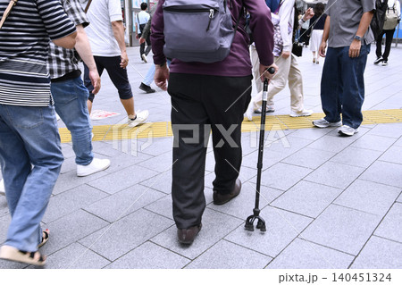 日本の東京都市景観渋谷の街を歩く杖の高齢男性…高齢化社会…=13日 日本の東京都市景観渋谷の街を歩く杖の高齢男性…高齢化社会…=13日 140451324