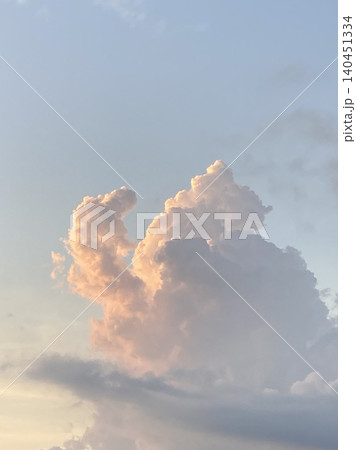 夕日に照らされる入道雲 夕日に照らされる入道雲 140451334