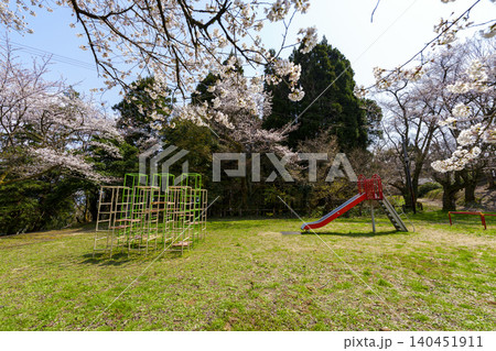 桜咲くどこか懐かしさが漂う公園 140451911