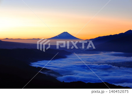 長野県 高ボッチ高原からの雲海に包まれる諏訪湖越しの富士山 長野県 高ボッチ高原からの雲海に包まれる諏訪湖越しの富士山 140452075