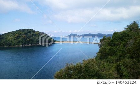 穏やかな入り江と青い海 140452124