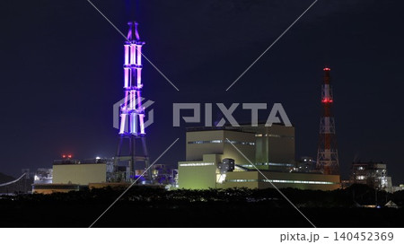 常磐共同火力勿来発電所の工場夜景と、その煙突のライトアップ「勿来ゆめライト」で紫色に電飾された煙突 常磐共同火力勿来発電所の工場夜景と、その煙突のライトアップ「勿来ゆめライト」で紫色に電飾された煙突 140452369