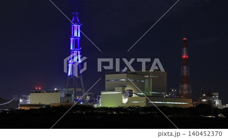 常磐共同火力勿来発電所の工場夜景と、その煙突のライトアップ「勿来ゆめライト」で青く電飾された煙突 140452370
