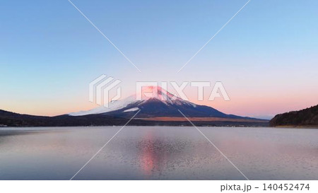 朝日に輝く赤富士と朝霧漂う山中湖の美しい絶景空撮 朝日に輝く赤富士と朝霧漂う山中湖の美しい絶景空撮 140452474