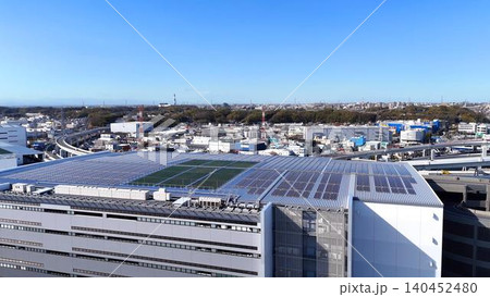 青空と太陽光パネルを設置した巨大物流施設の空撮 140452480